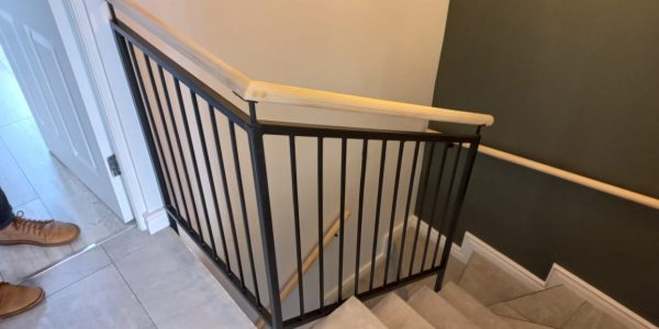 sTEEL HANDDRAILING WITH WOOD ON TOP