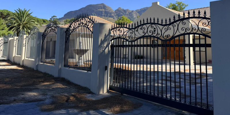 Gate and fence manufacturing strand